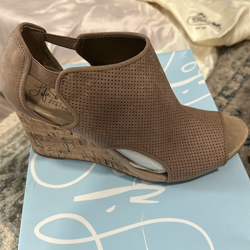 New in box. Life Strides Soft systems. Hinx size 9